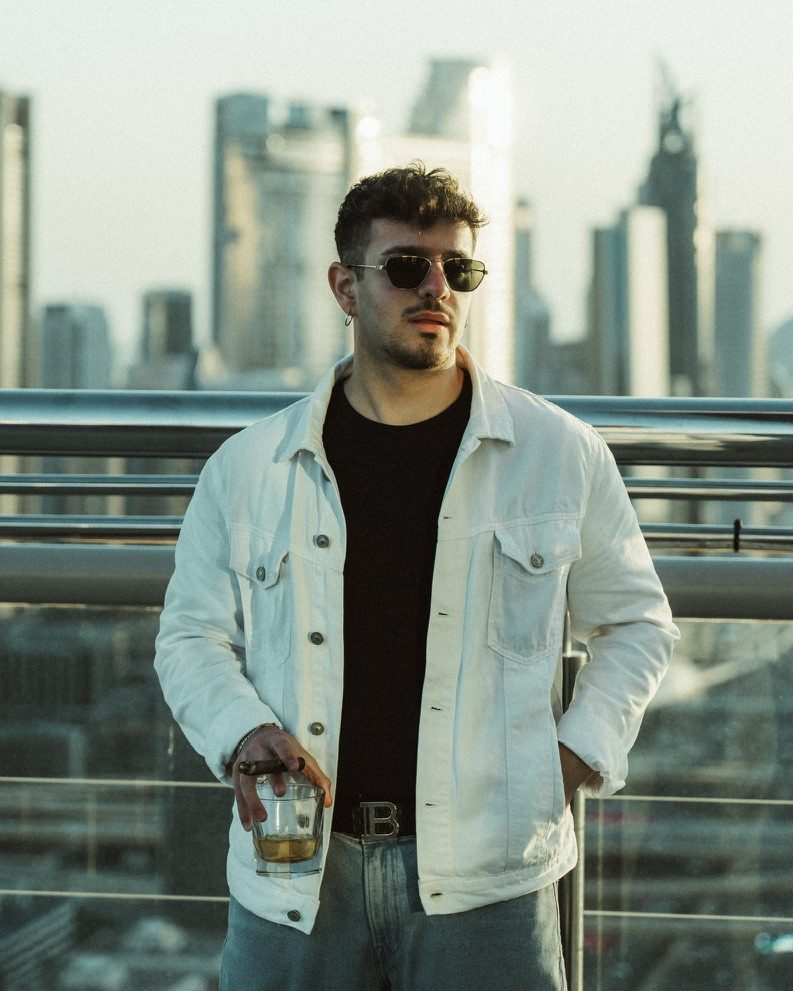 Matteo Spera con lo skyline di Dubai alle spalle